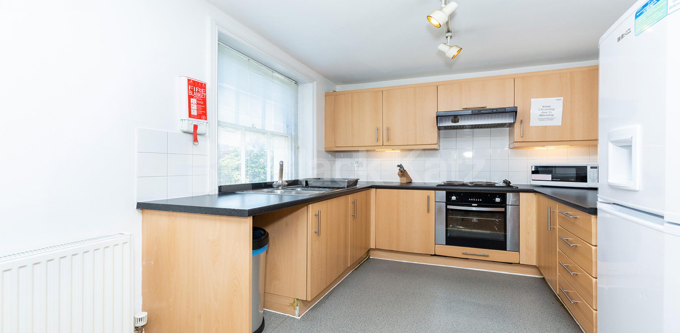 			MINS TO UCL, SOAS & LSE, 4 Bedroom, 1 bath, 1 reception Flat			 Bedford Place, BLOOMSBURY